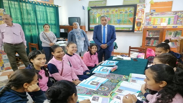 وكيل تعليم الجيزة خلال جولة تفقدية بمدارس إدارة العمرانية