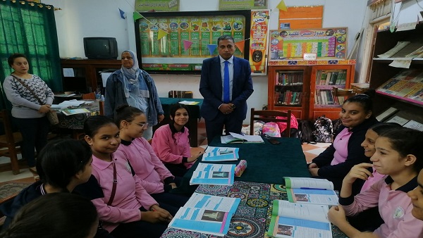 وكيل تعليم الجيزة خلال جولة تفقدية بمدارس إدارة العمرانية