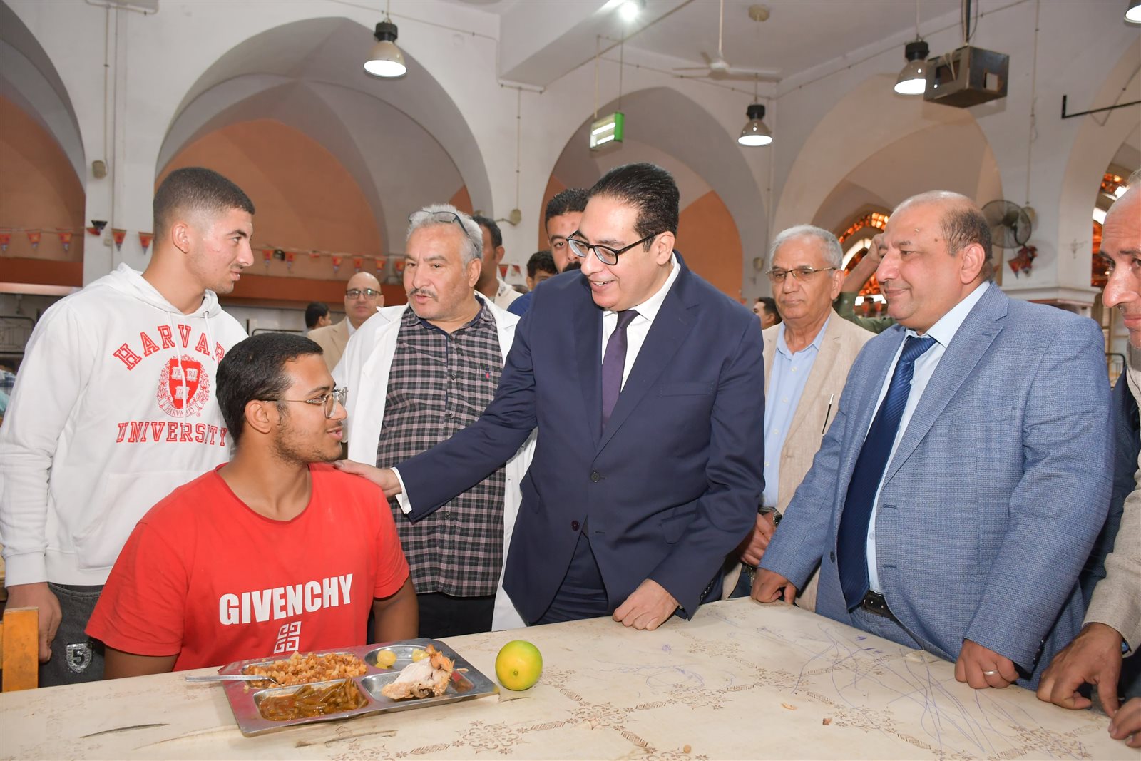 رئيس جامعة القاهرة في جولة مفاجئة لتفقد خدمات المدينة الجامعية