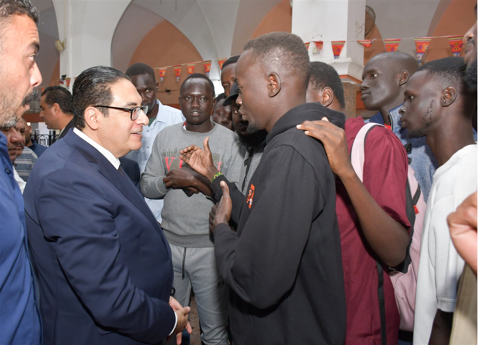 رئيس جامعة القاهرة في جولة مفاجئة لتفقد خدمات المدينة الجامعية