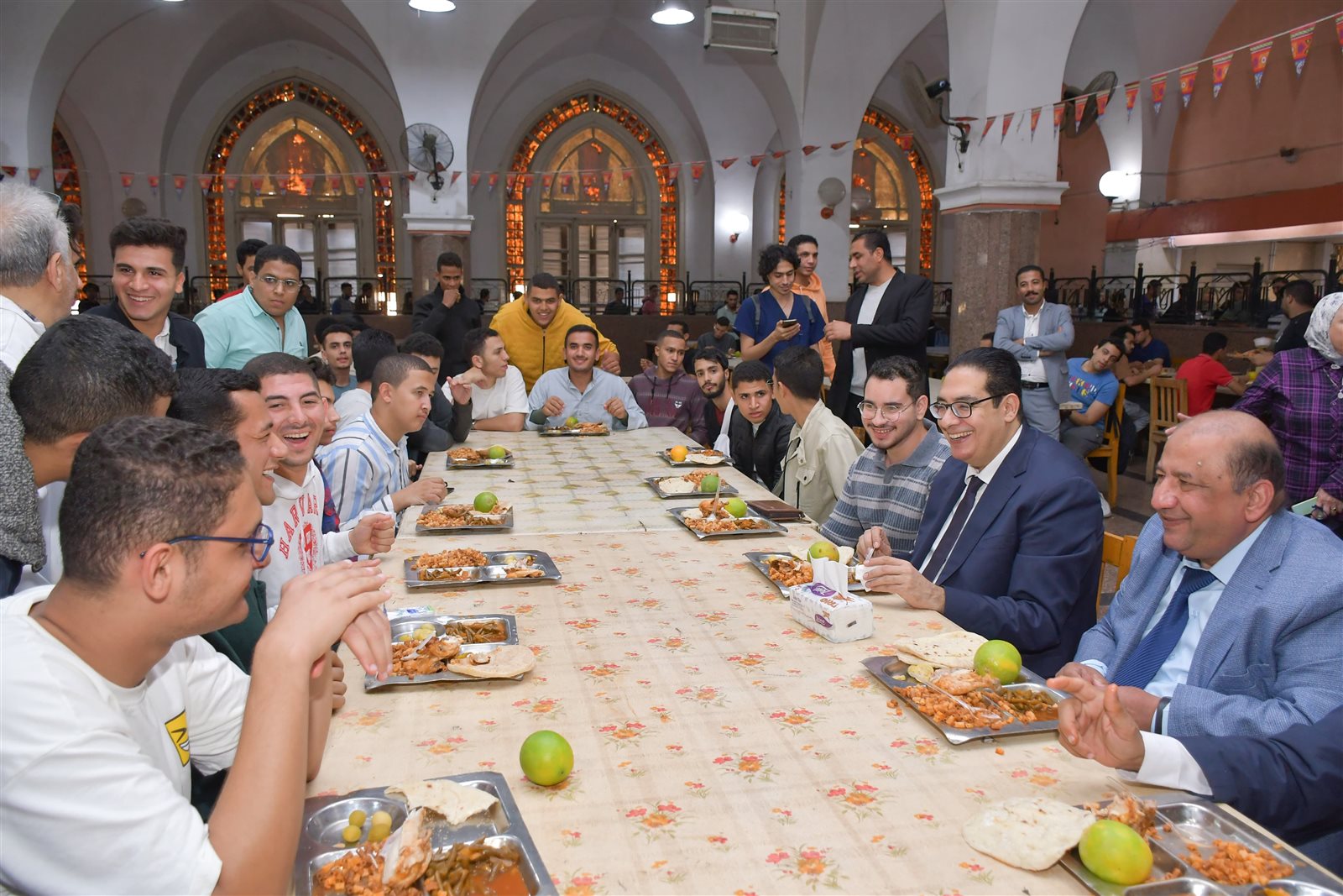 رئيس جامعة القاهرة في جولة مفاجئة لتفقد خدمات المدينة الجامعية