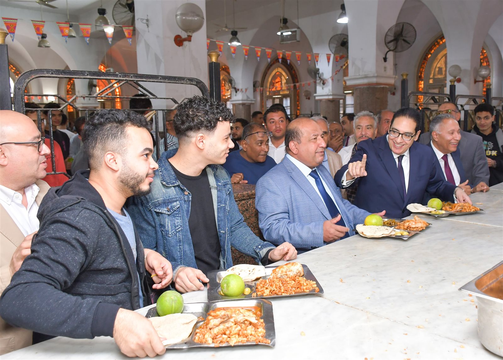 رئيس جامعة القاهرة في جولة مفاجئة لتفقد خدمات المدينة الجامعية