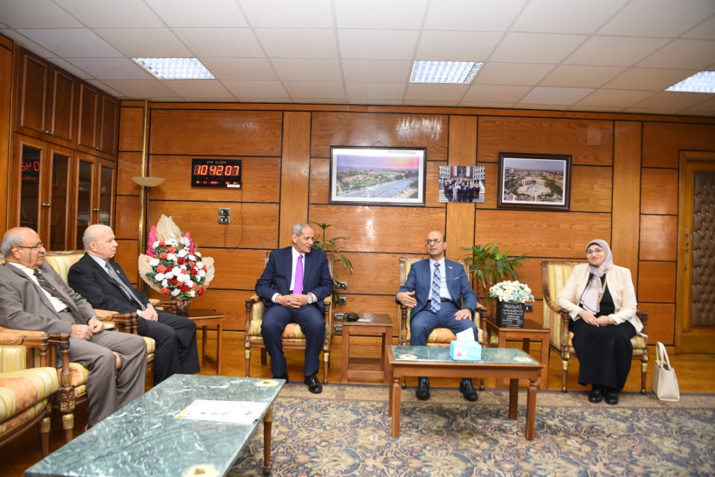 رئيس جامعة أسيوط يستقبل وزير التعليم الأسبق لمناقشة رسالة دكتوراه