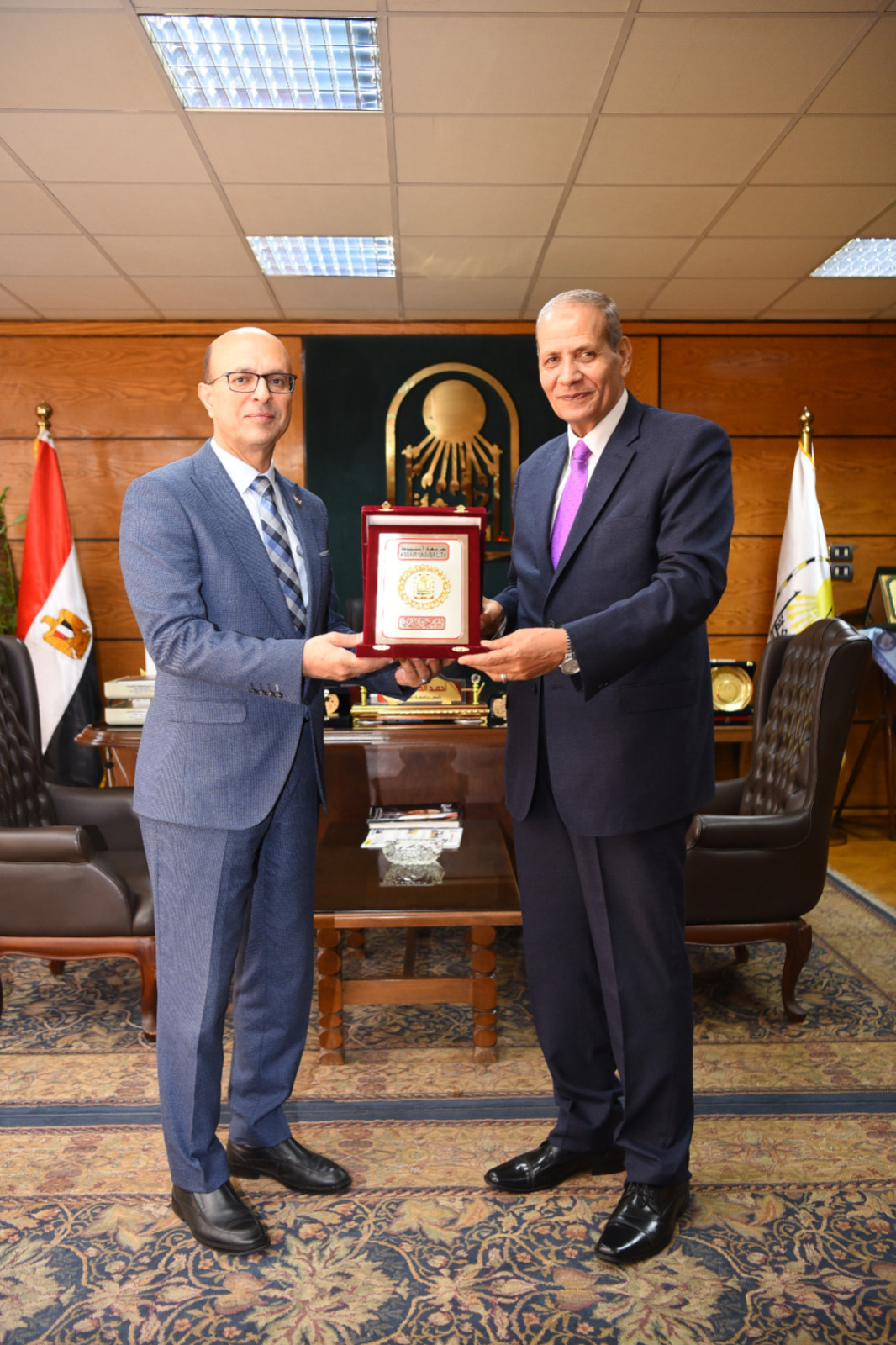 رئيس جامعة أسيوط يستقبل وزير التعليم الأسبق لمناقشة رسالة دكتوراه