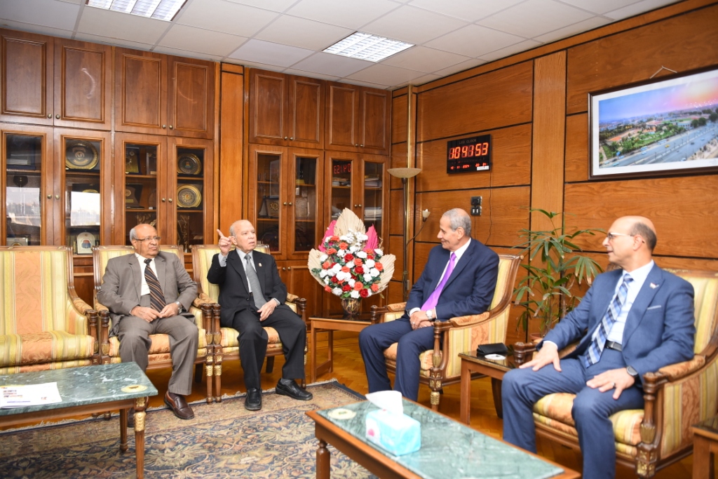 رئيس جامعة أسيوط يستقبل وزير التعليم الأسبق لمناقشة رسالة دكتوراه