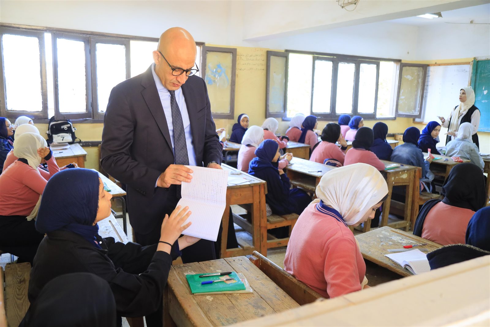 وزير التربية والتعليم يتابع ميدانيًا العملية التعليمية بعدة مدارس 
