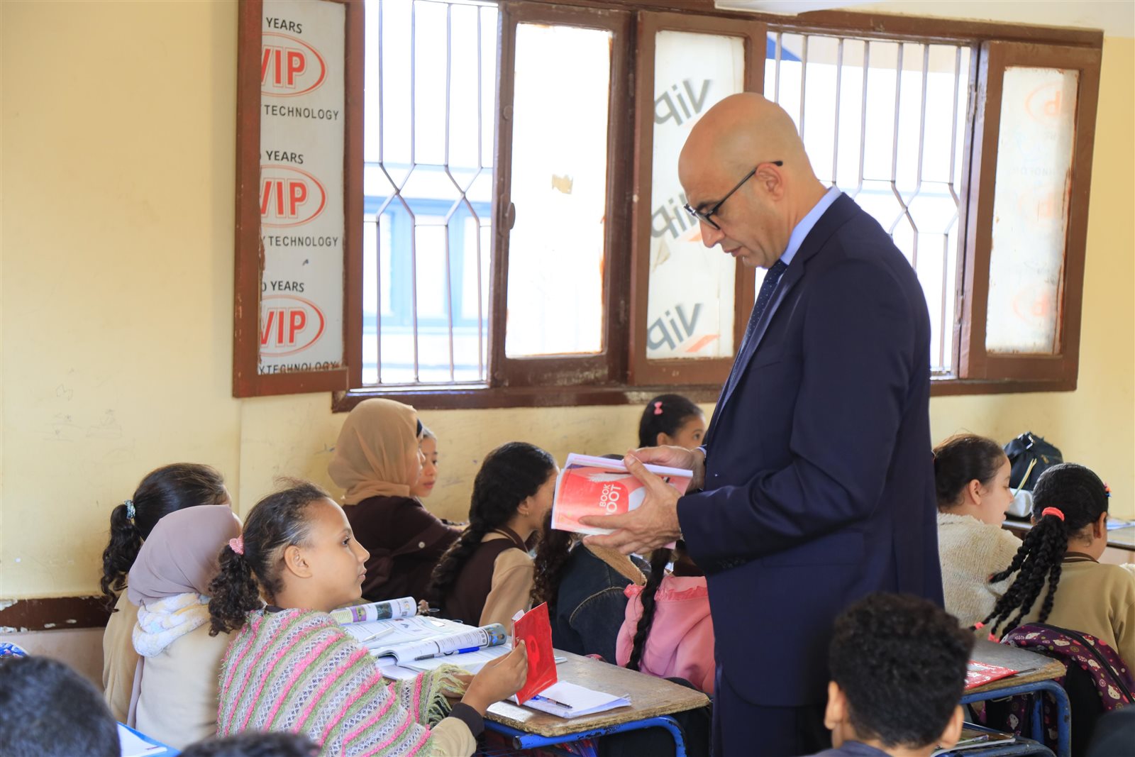وزير التربية والتعليم يتابع ميدانيًا العملية التعليمية بعدة مدارس 