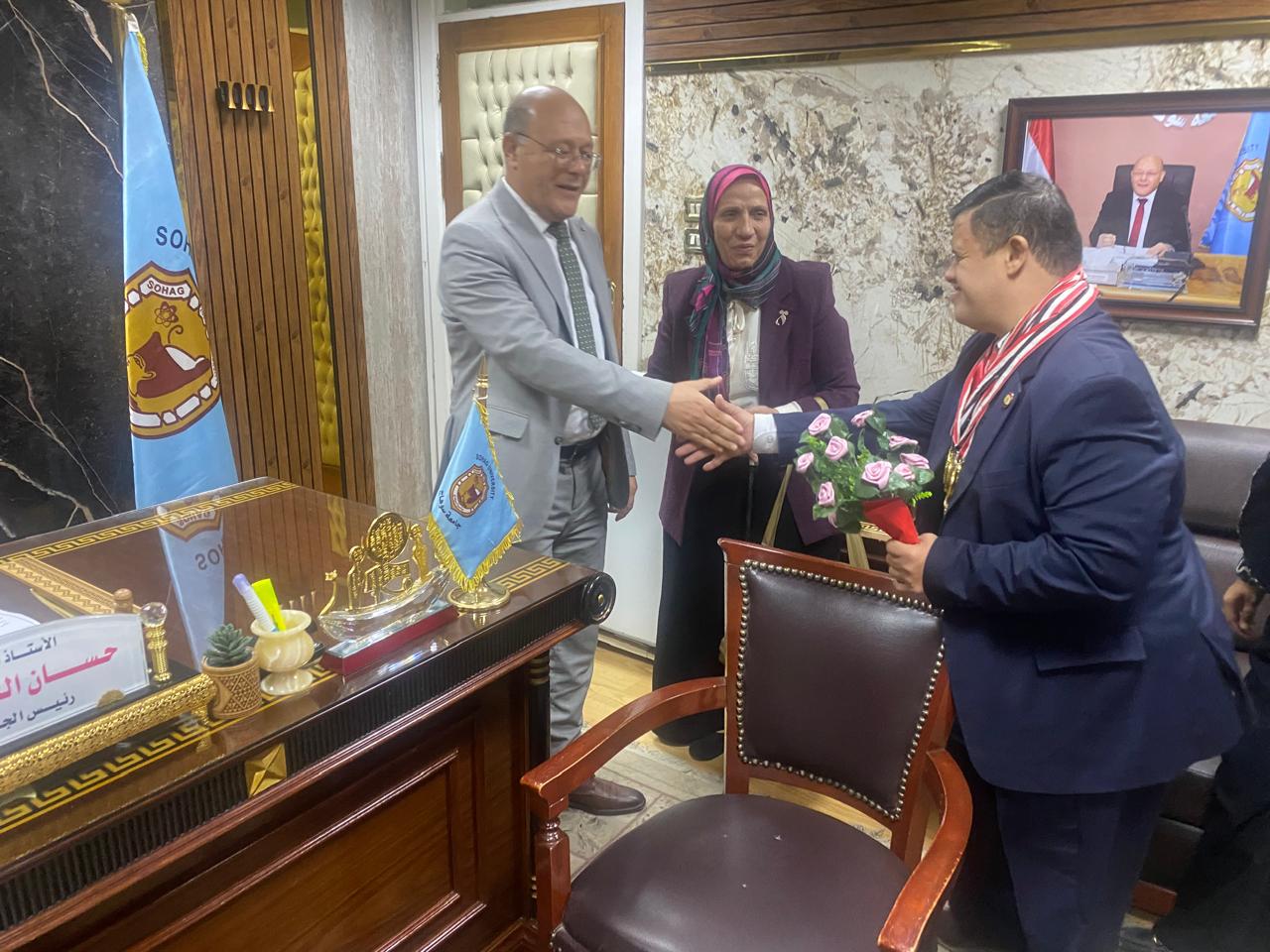 رئيس جامعة سوهاج يستضيف مدربًا من ذوي الهمم لتدريب الطلاب