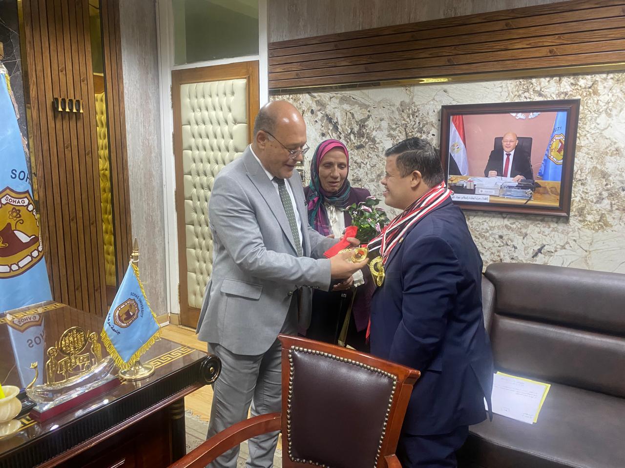 رئيس جامعة سوهاج يستضيف مدربًا من ذوي الهمم لتدريب الطلاب