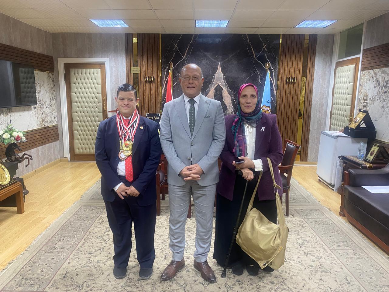 رئيس جامعة سوهاج يستضيف مدربًا من ذوي الهمم لتدريب الطلاب