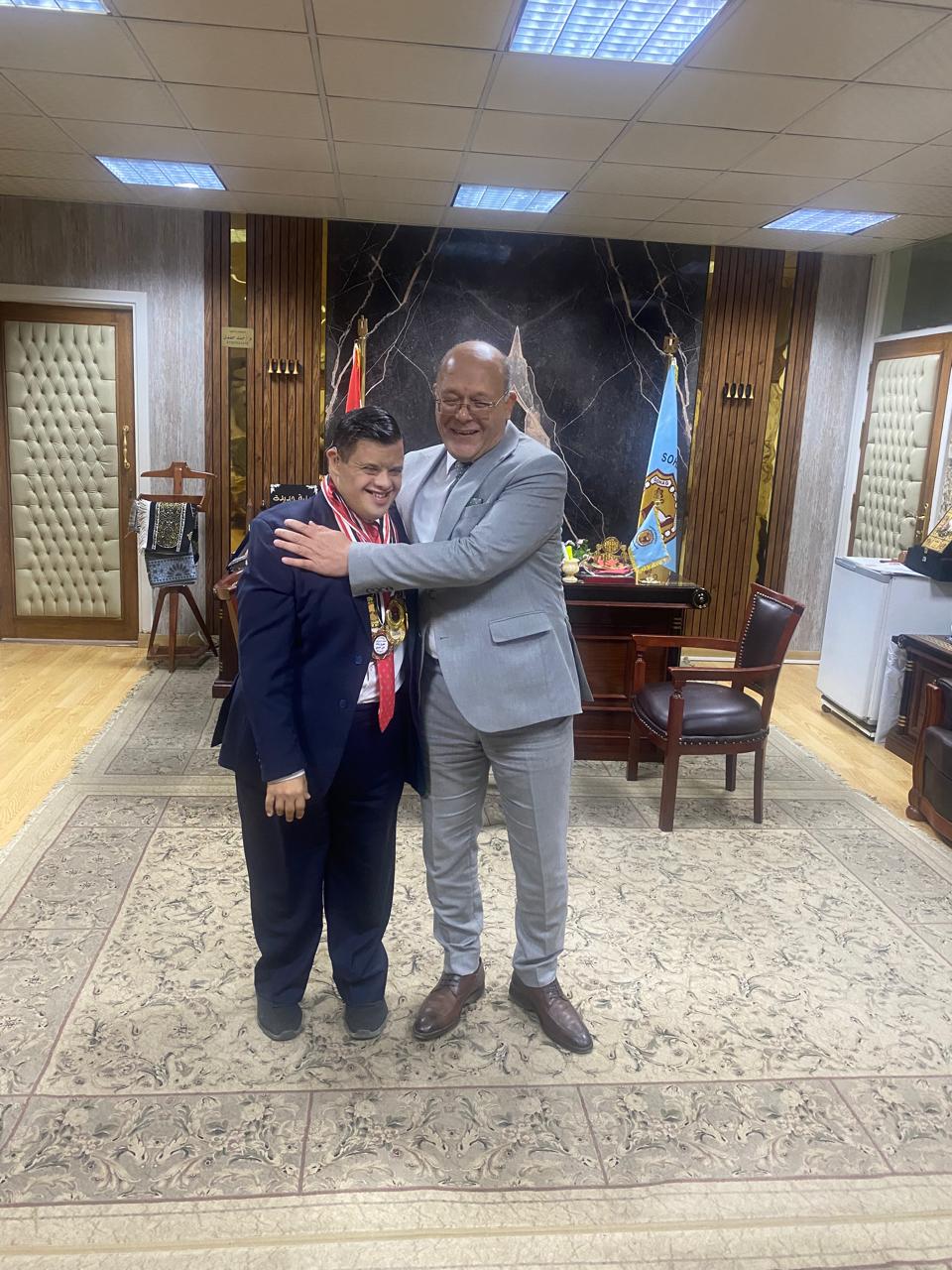 رئيس جامعة سوهاج يستضيف مدربًا من ذوي الهمم لتدريب الطلاب