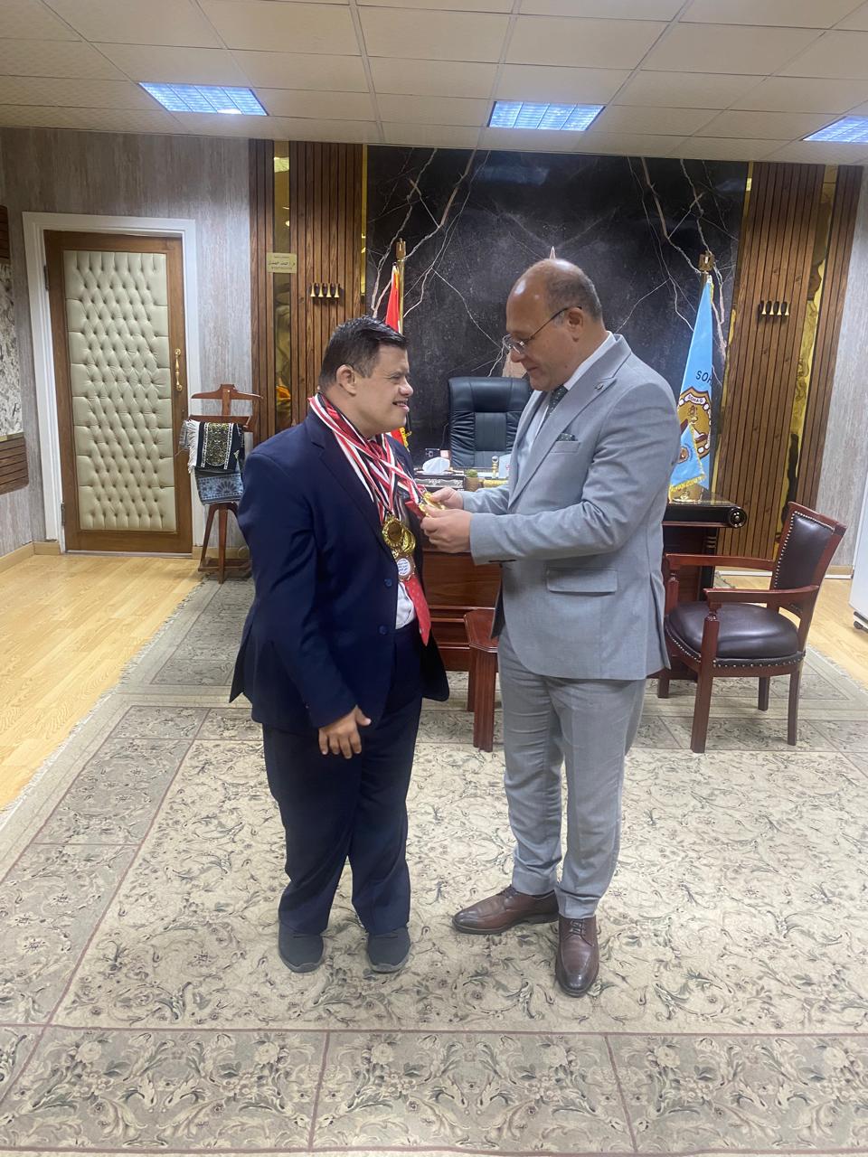 رئيس جامعة سوهاج يستضيف مدربًا من ذوي الهمم لتدريب الطلاب