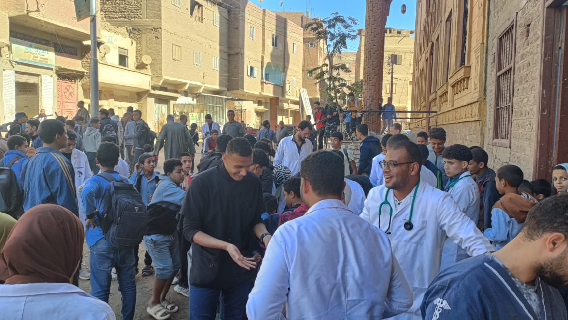 قوافل بيطرية مجانية من جامعة سوهاج تصل إلى قرية الرويهب