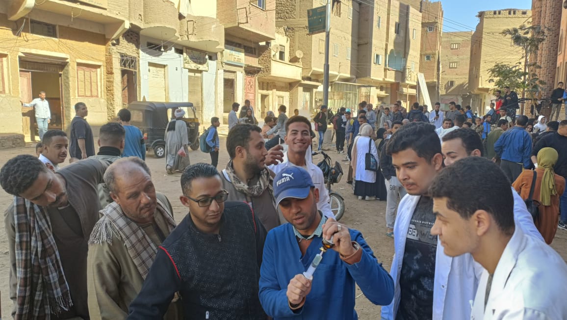 قوافل بيطرية مجانية من جامعة سوهاج تصل إلى قرية الرويهب