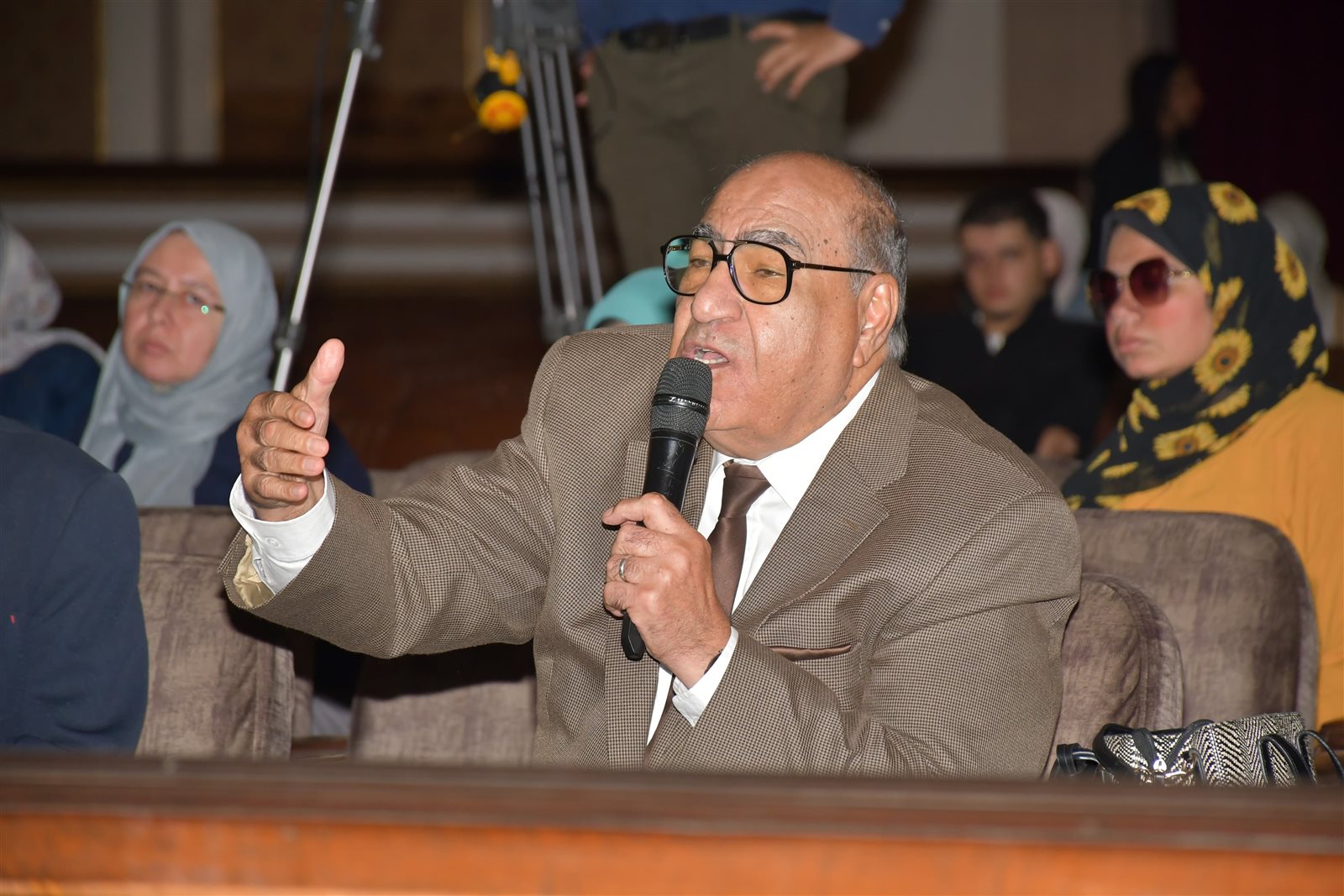 جامعة القاهرة تناقش مخاطر إدمان الإنترنت وتأثيراته على المجتمع