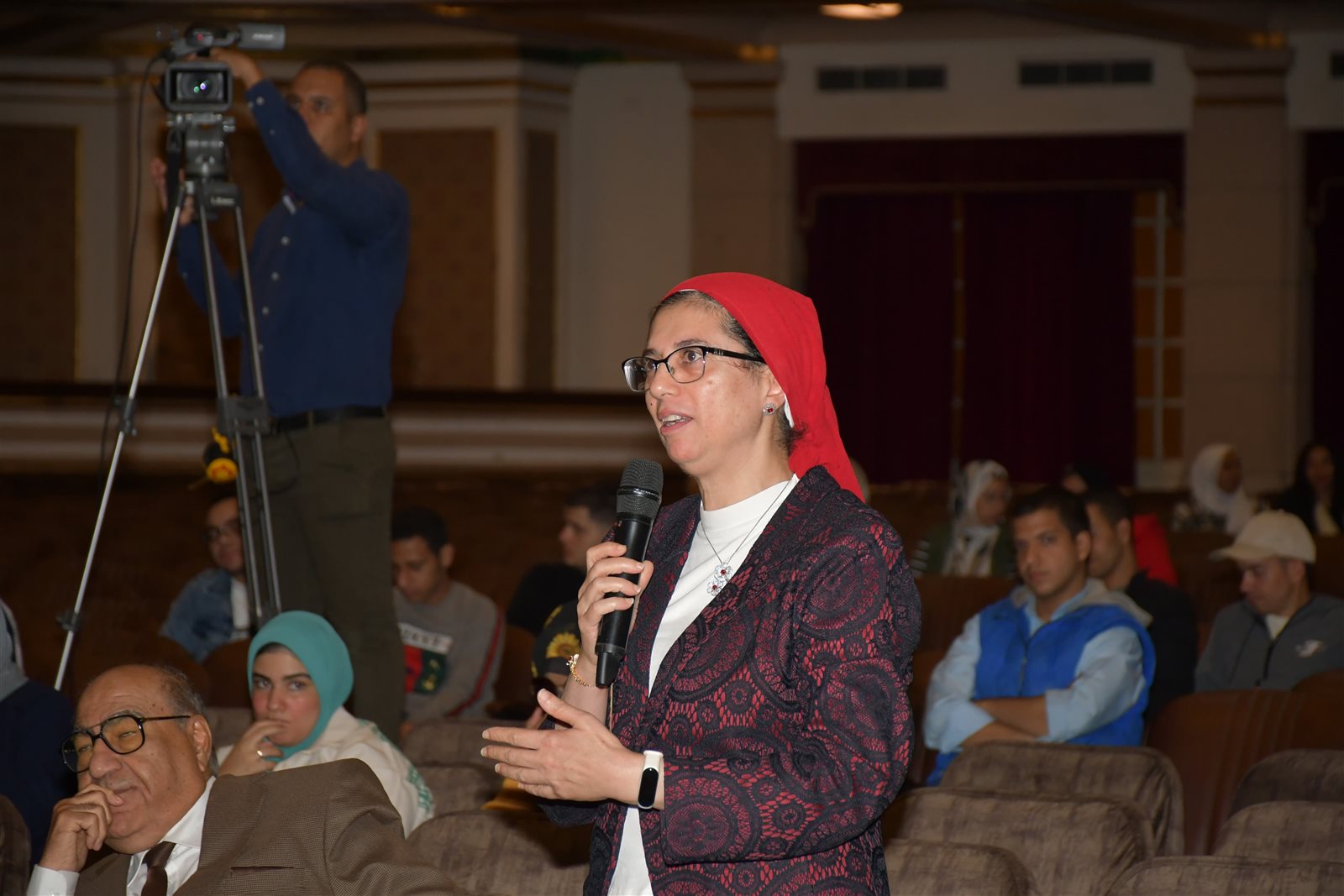 جامعة القاهرة تناقش مخاطر إدمان الإنترنت وتأثيراته على المجتمع