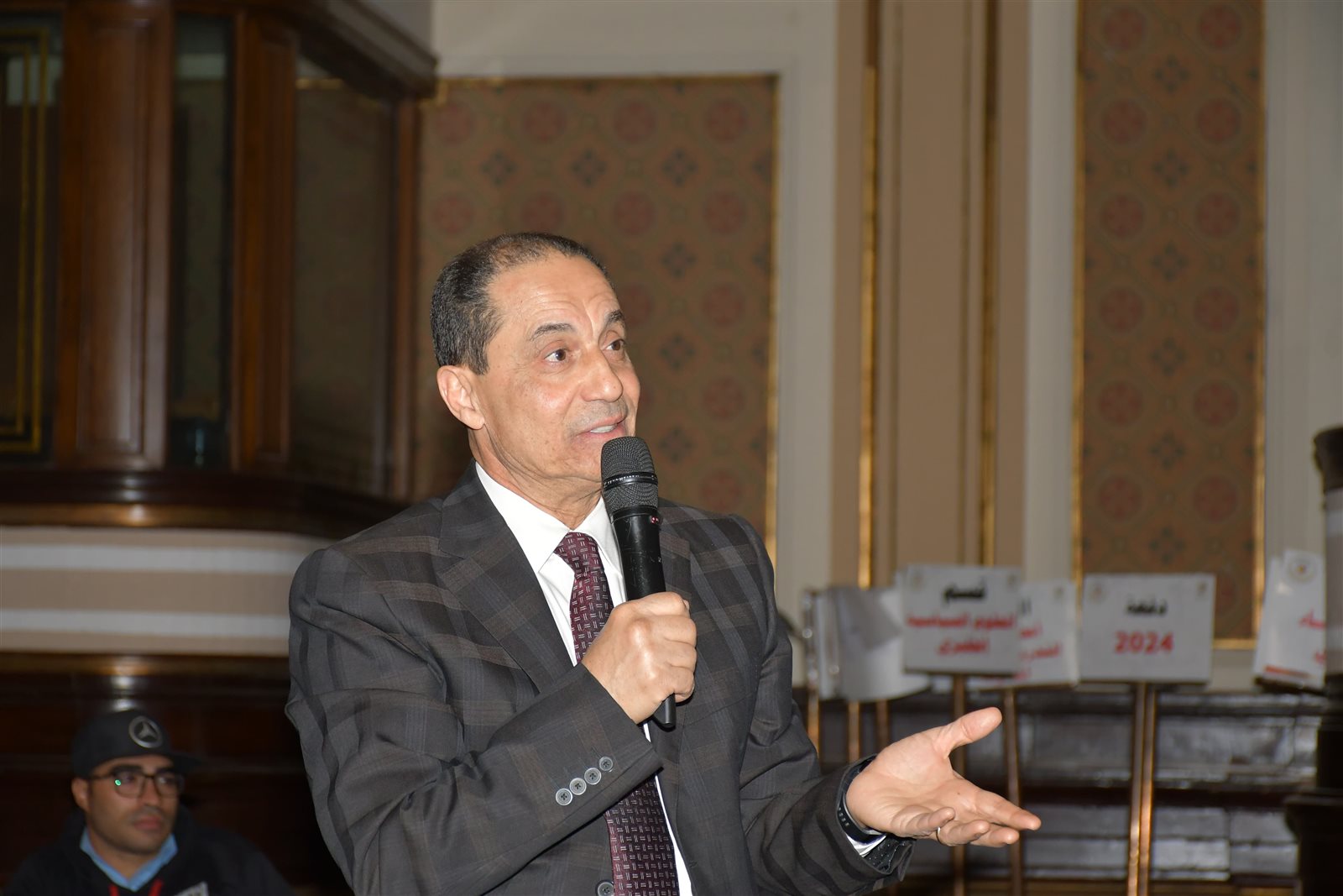 جامعة القاهرة تناقش مخاطر إدمان الإنترنت وتأثيراته على المجتمع