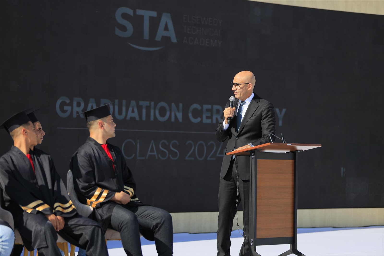 وزير التربية والتعليم يشهد تخريج دفعة جديدة من أكاديمية السويدي الفنية