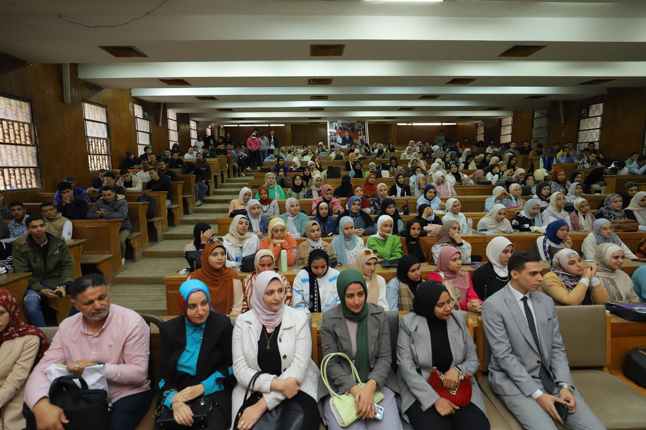 كلية الحقوق جامعة الزقازيق تعقد ندوة بعنوان الابتزاز الإلكتروني