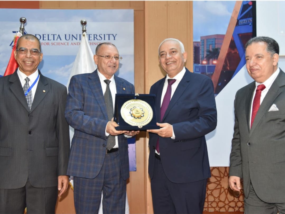 الدكتور رضا حجازي رئيس جامعة الريادة يلقي محاضرة في مؤتمر البحوث والابتكار بجامعة الدلتا