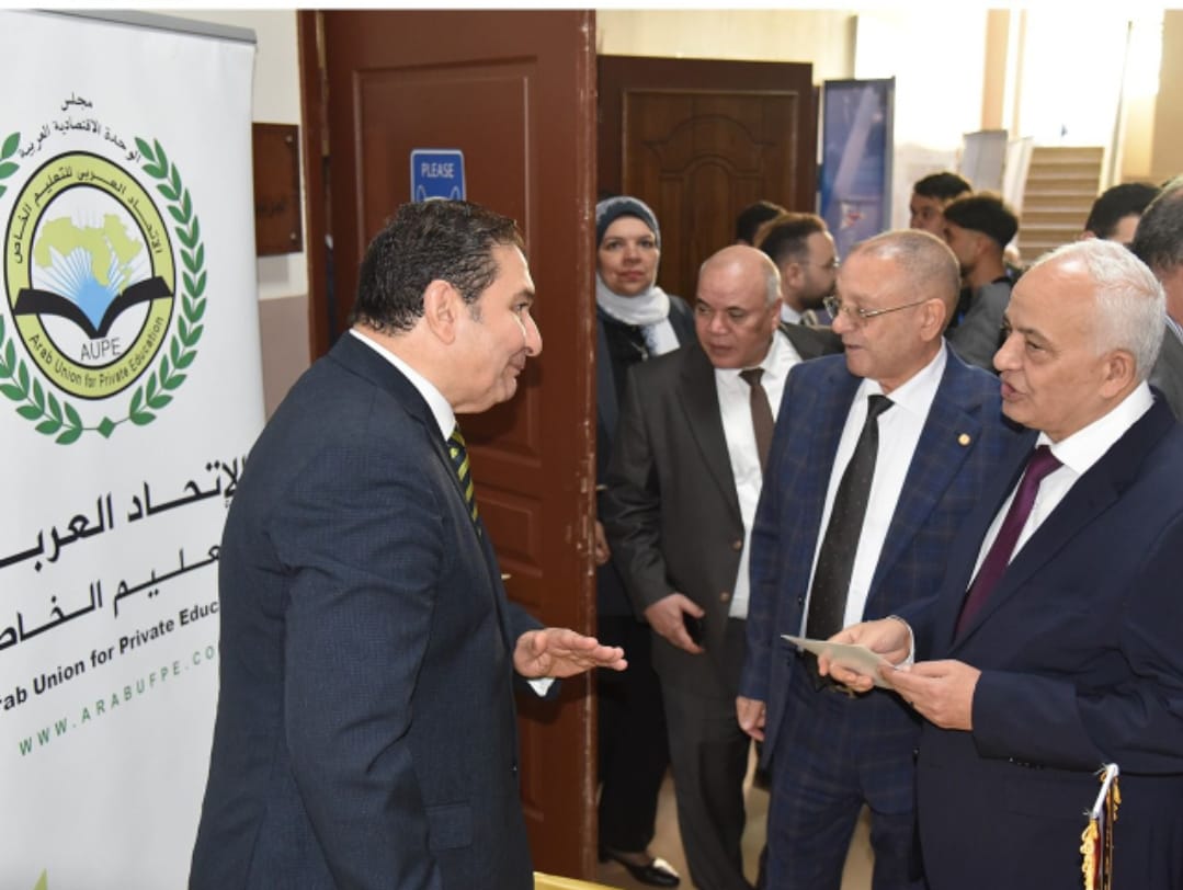 الدكتور رضا حجازي رئيس جامعة الريادة يلقي محاضرة في مؤتمر البحوث والابتكار بجامعة الدلتا