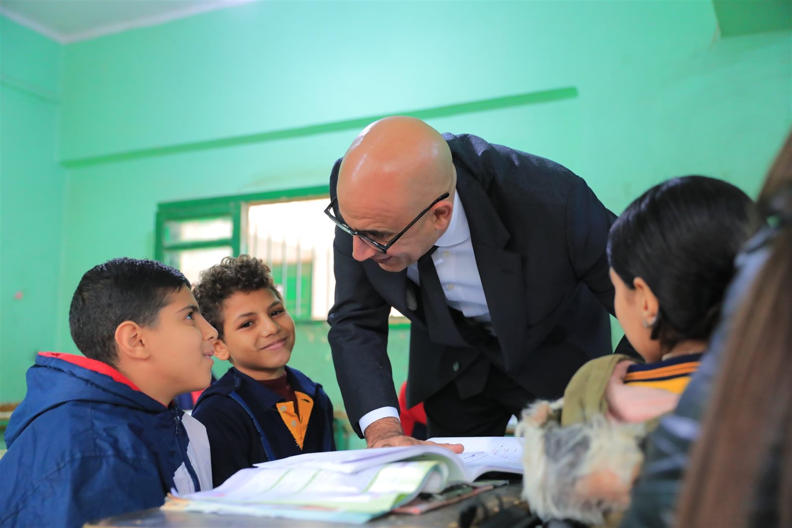 وزير التربية والتعليم يتابع انتظام العملية التعليمية خلال جولة مفاجئة