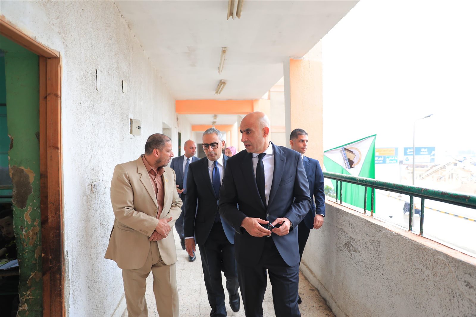 وزير التربية والتعليم يتابع انتظام العملية التعليمية خلال جولة مفاجئة