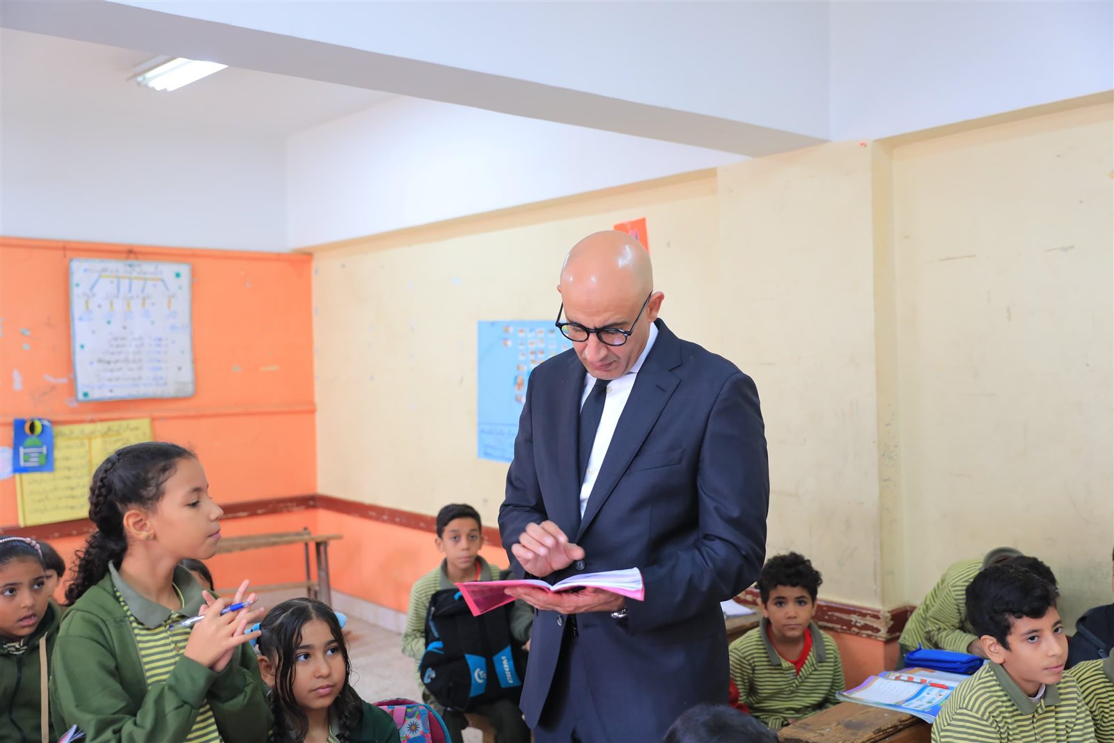 وزير التربية والتعليم يتابع انتظام العملية التعليمية خلال جولة مفاجئة