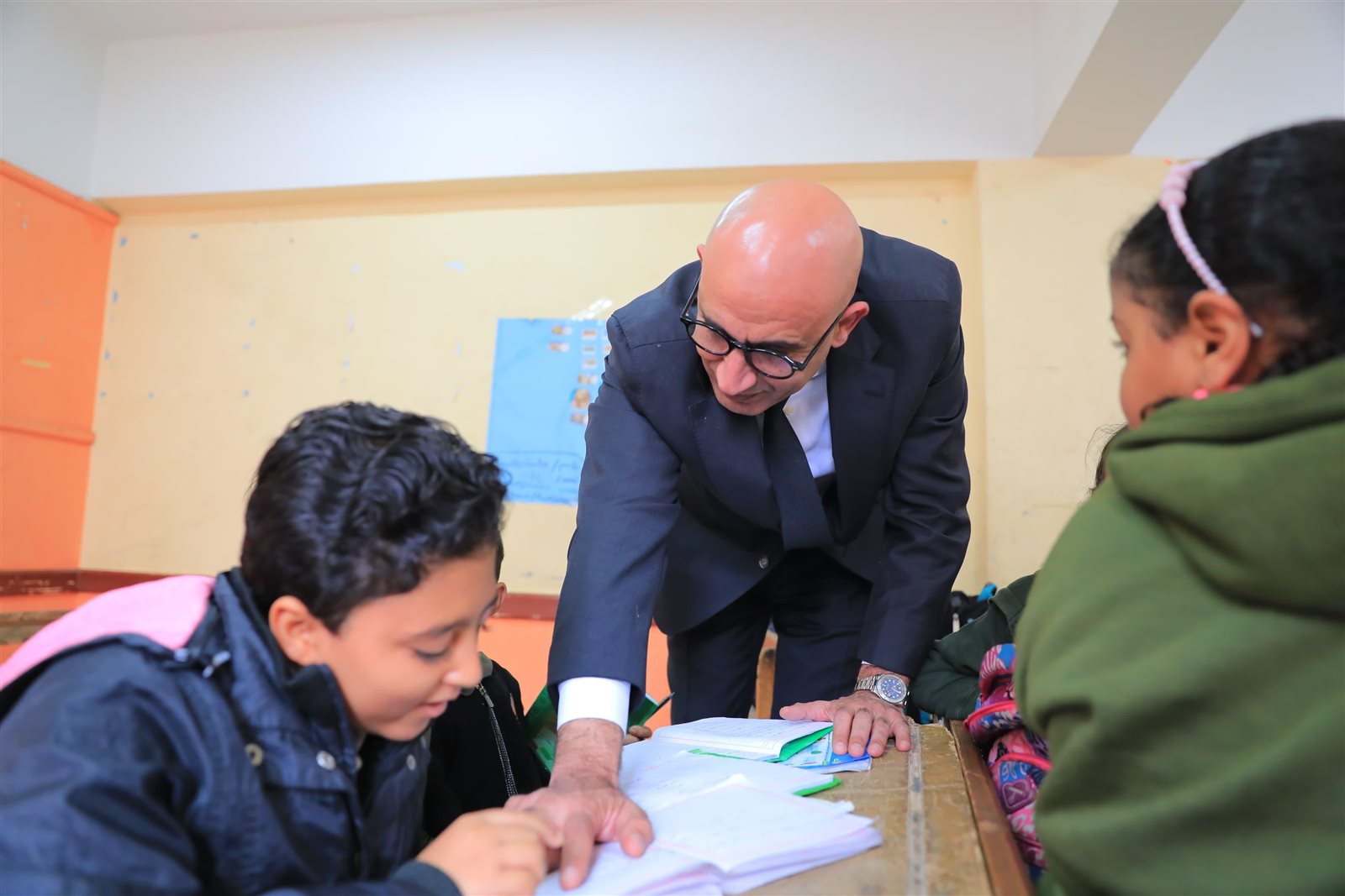 وزير التربية والتعليم يتابع انتظام العملية التعليمية خلال جولة مفاجئة