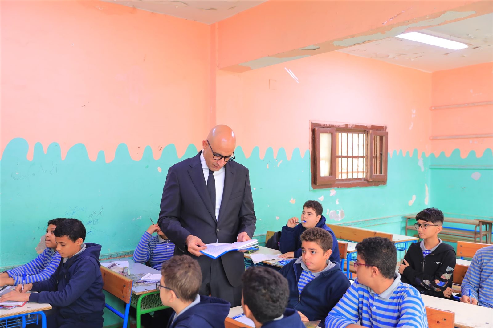وزير التربية والتعليم يتابع انتظام العملية التعليمية خلال جولة مفاجئة