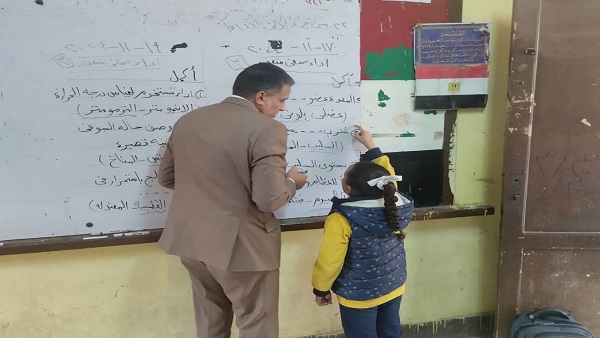 وكيل تعليم الجيزة أثناء تفقده مدارس الوراق وكرداسة