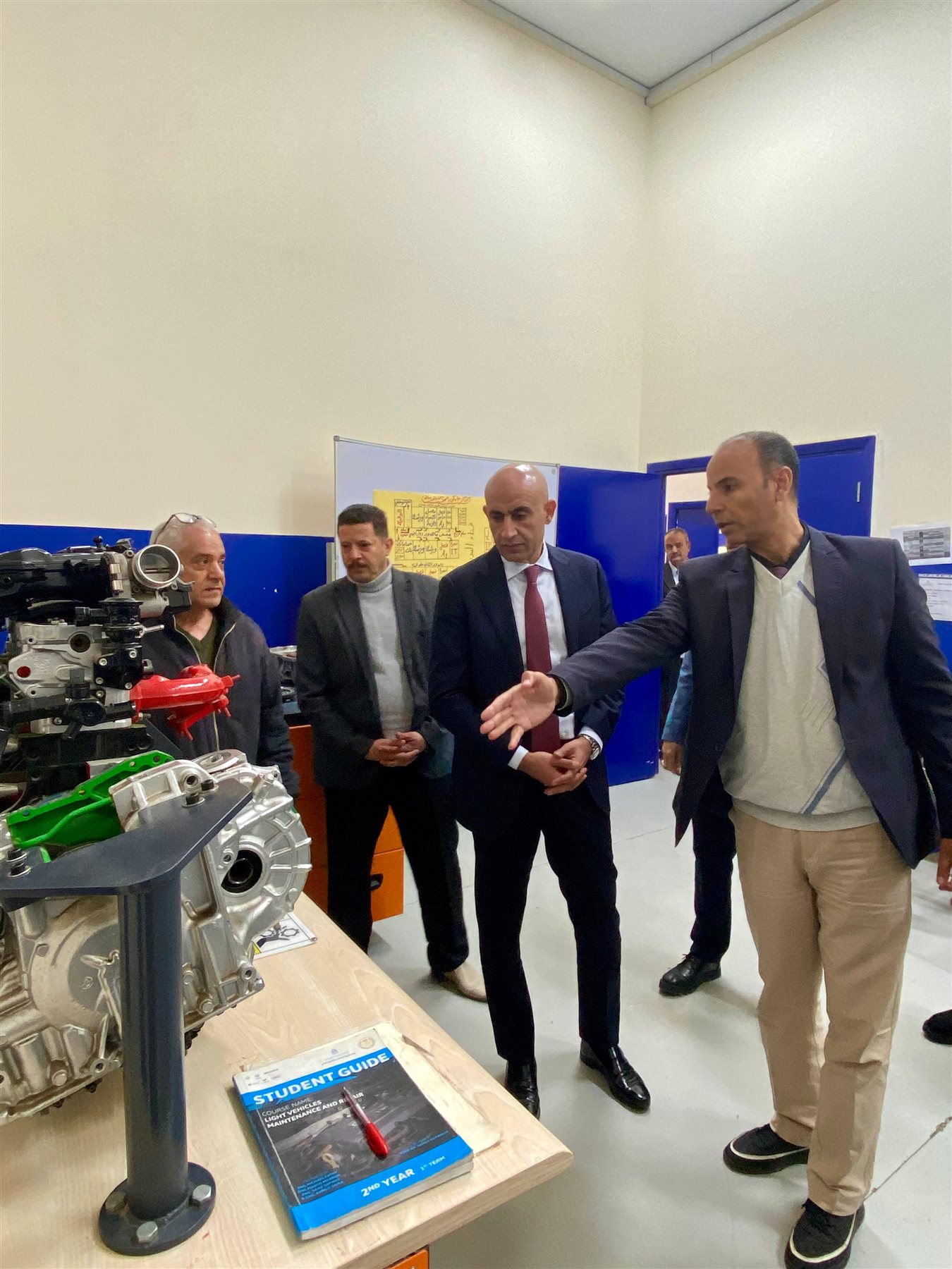 وزير التعليم يزور مدرسة فولكس فاچن للتكنولوجيا التطبيقية