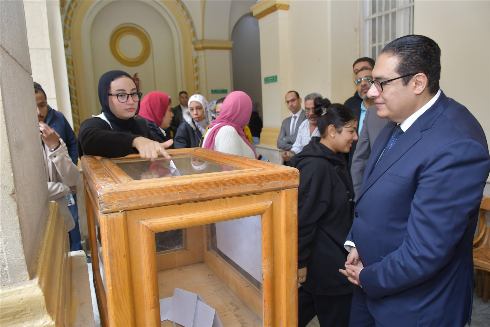 الدكتور محمد سامي عبد الصادق يجري جولة داخل كليتي الحقوق ودار العلوم