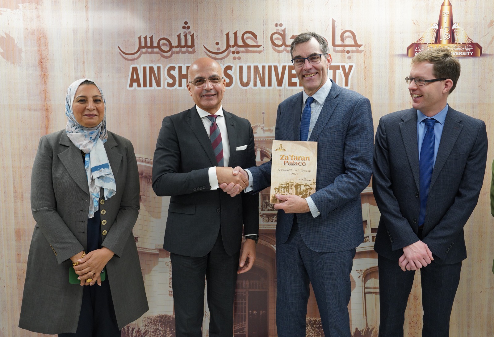 رئيس جامعة عين شمس يستقبل نائب رئيس جامعة إيست أنجليا البريطانية