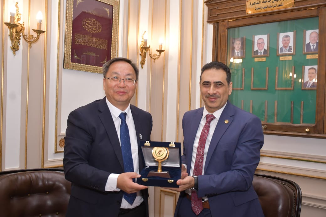 تعاون أكاديمي بين جامعة القاهرة وجامعة هاينان الصينية