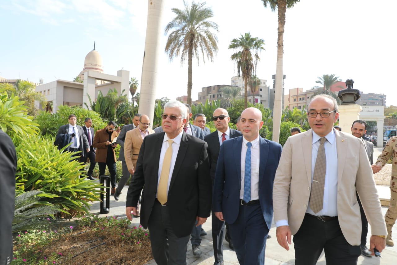 وزير التعليم العالي يتفقد المدينة الطبية بجامعة عين شمس