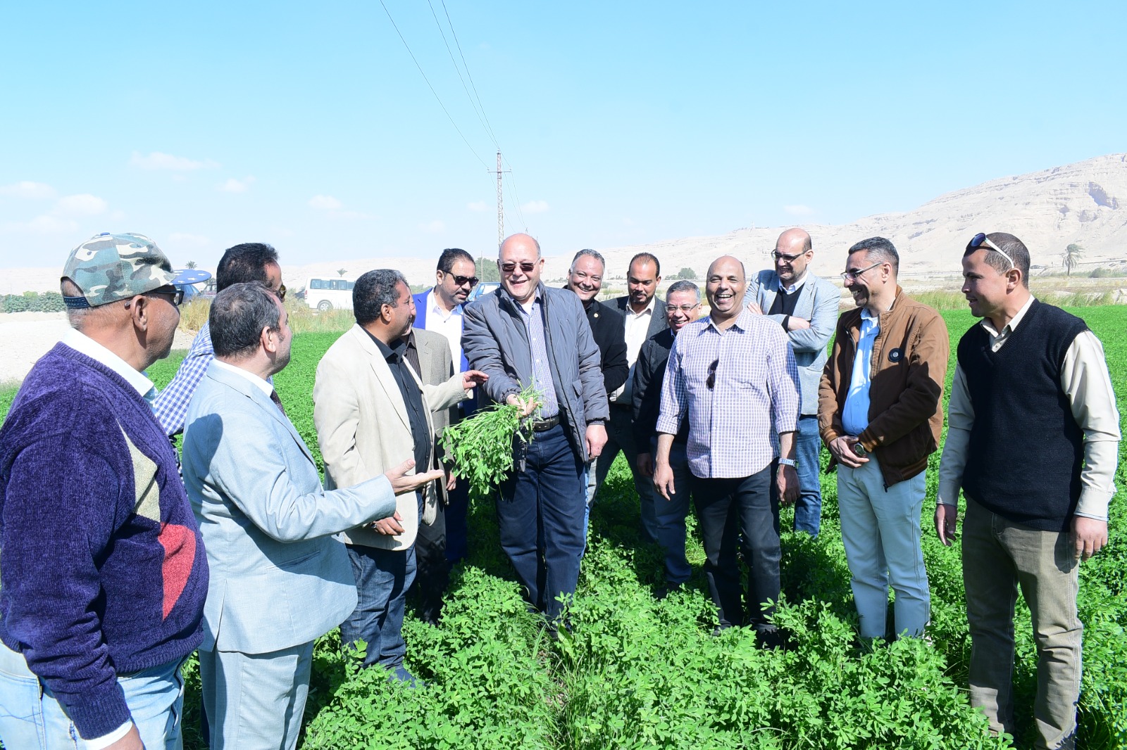 رئيس جامعة سوهاج يتفقد مشروعات زراعية متنوعة بمزرعة كلية الزراعة