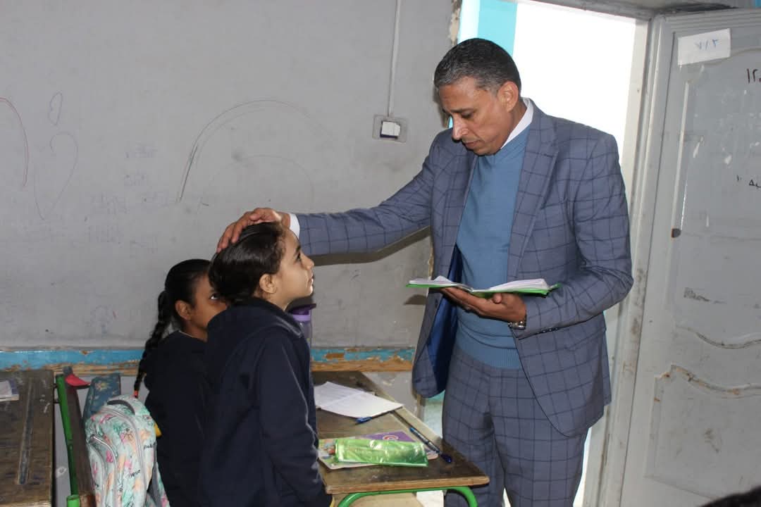 مدير تعليم الجيزة يتفقد الخطوات العملية لتحسين الأداء في المدارس