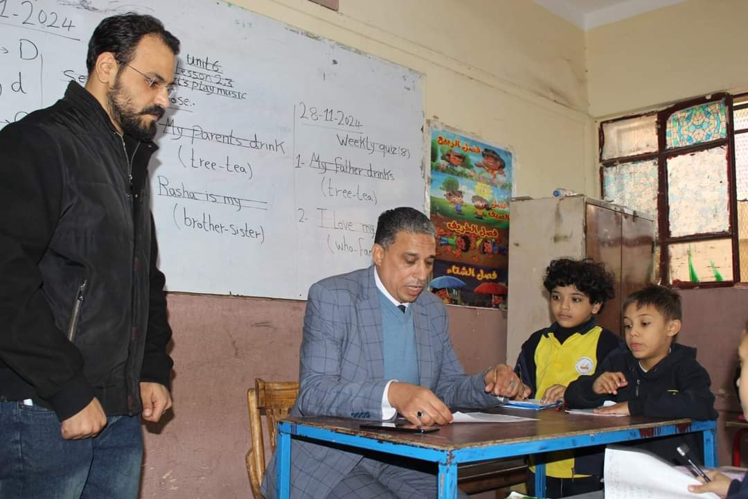 مدير تعليم الجيزة يتفقد الخطوات العملية لتحسين الأداء في المدارس