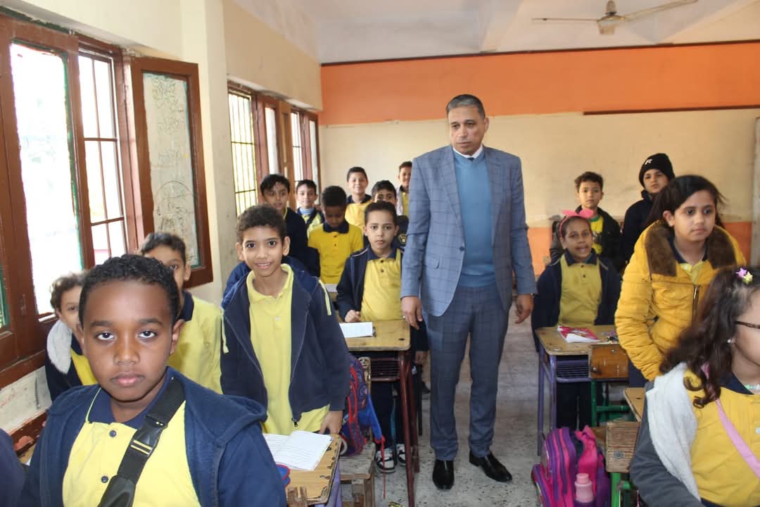 مدير تعليم الجيزة يتفقد الخطوات العملية لتحسين الأداء في المدارس