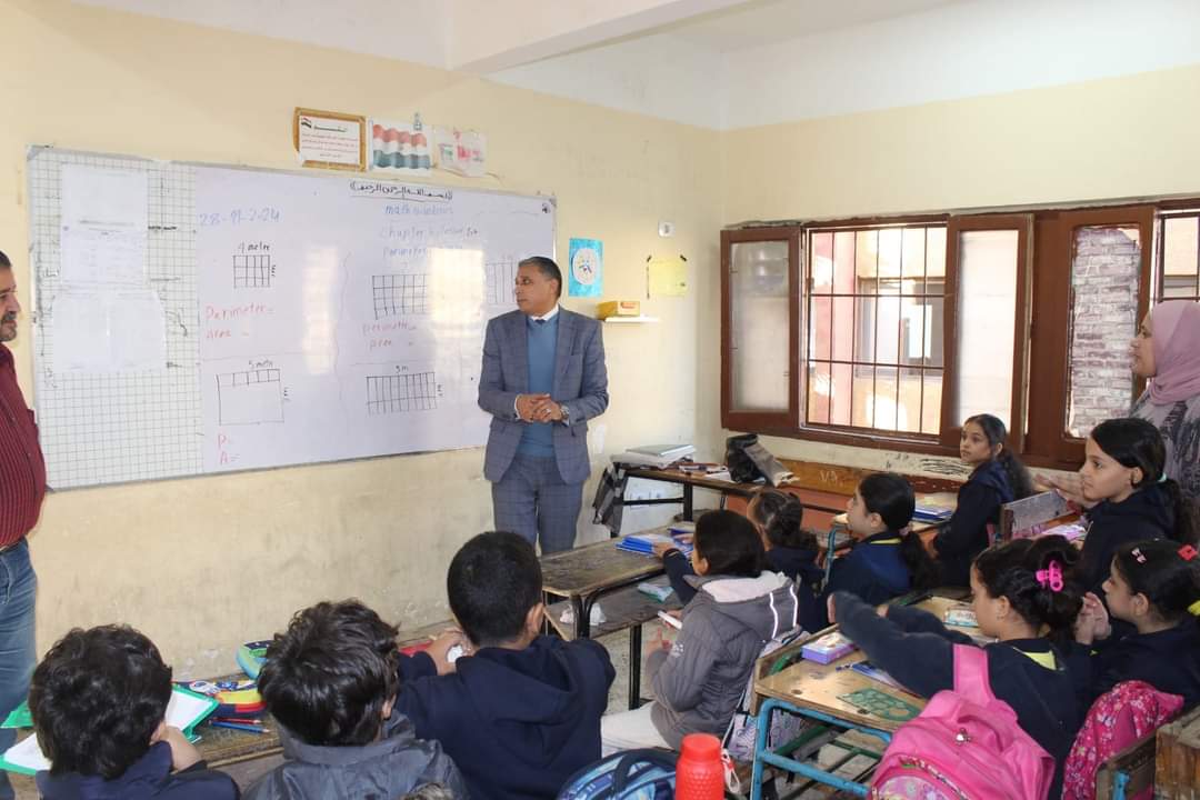 مدير تعليم الجيزة يتفقد الخطوات العملية لتحسين الأداء في المدارس