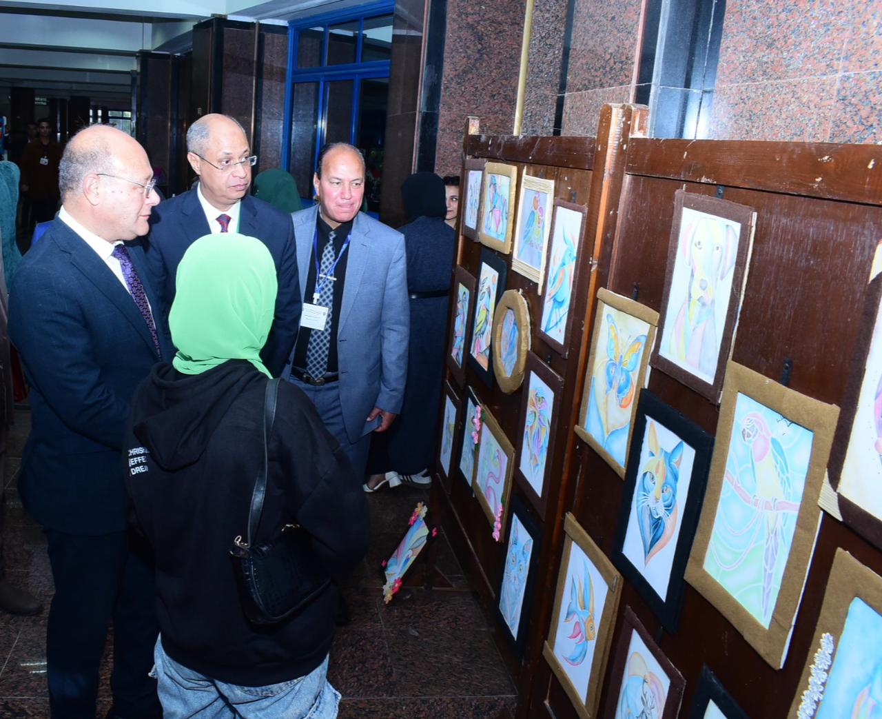 جامعة سوهاج تستعرض إبداعات الطالبات في معرض فني للأعمال الفنية بكلية التربية