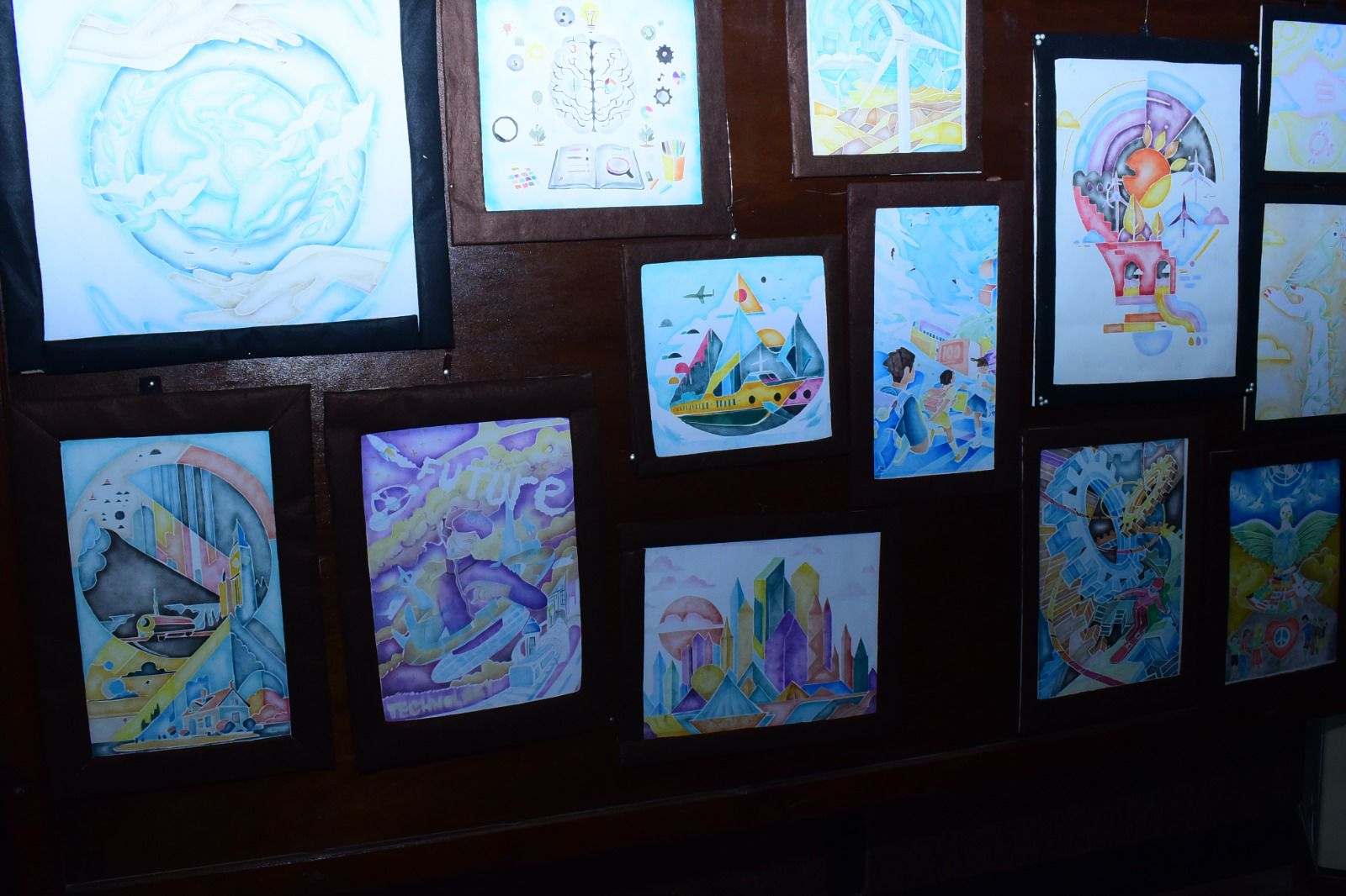 جامعة سوهاج تستعرض إبداعات الطالبات في معرض فني للأعمال الفنية بكلية التربية