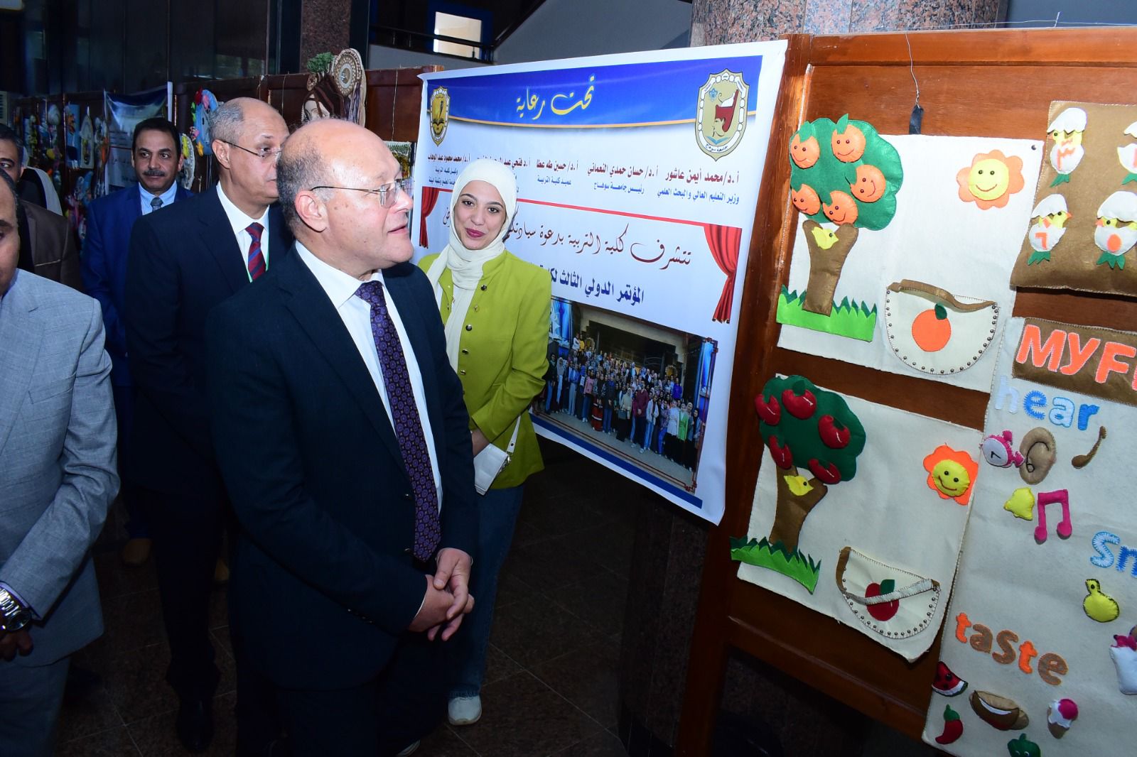 جامعة سوهاج تستعرض إبداعات الطالبات في معرض فني للأعمال الفنية بكلية التربية