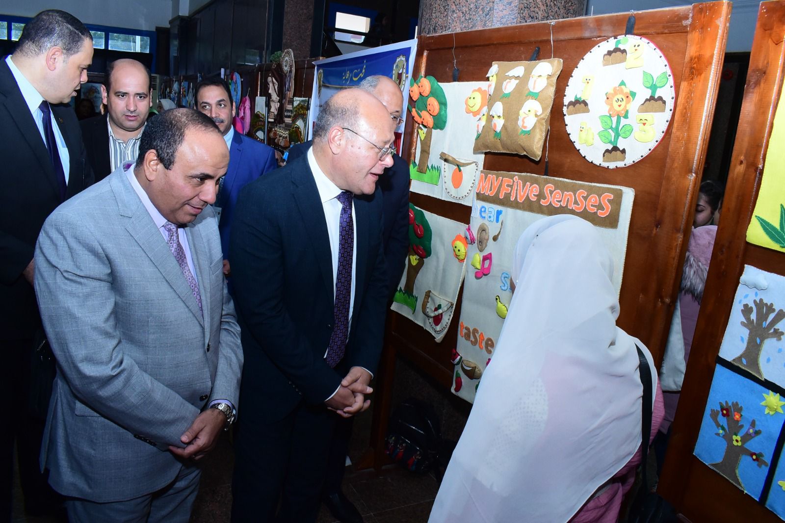 جامعة سوهاج تستعرض إبداعات الطالبات في معرض فني للأعمال الفنية بكلية التربية