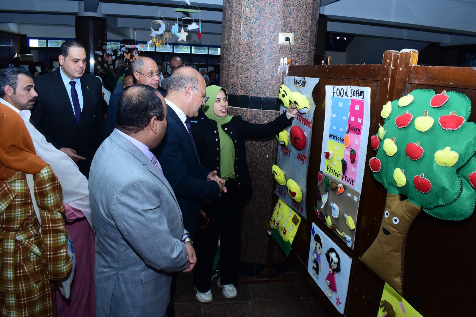 جامعة سوهاج تستعرض إبداعات الطالبات في معرض فني للأعمال الفنية بكلية التربية