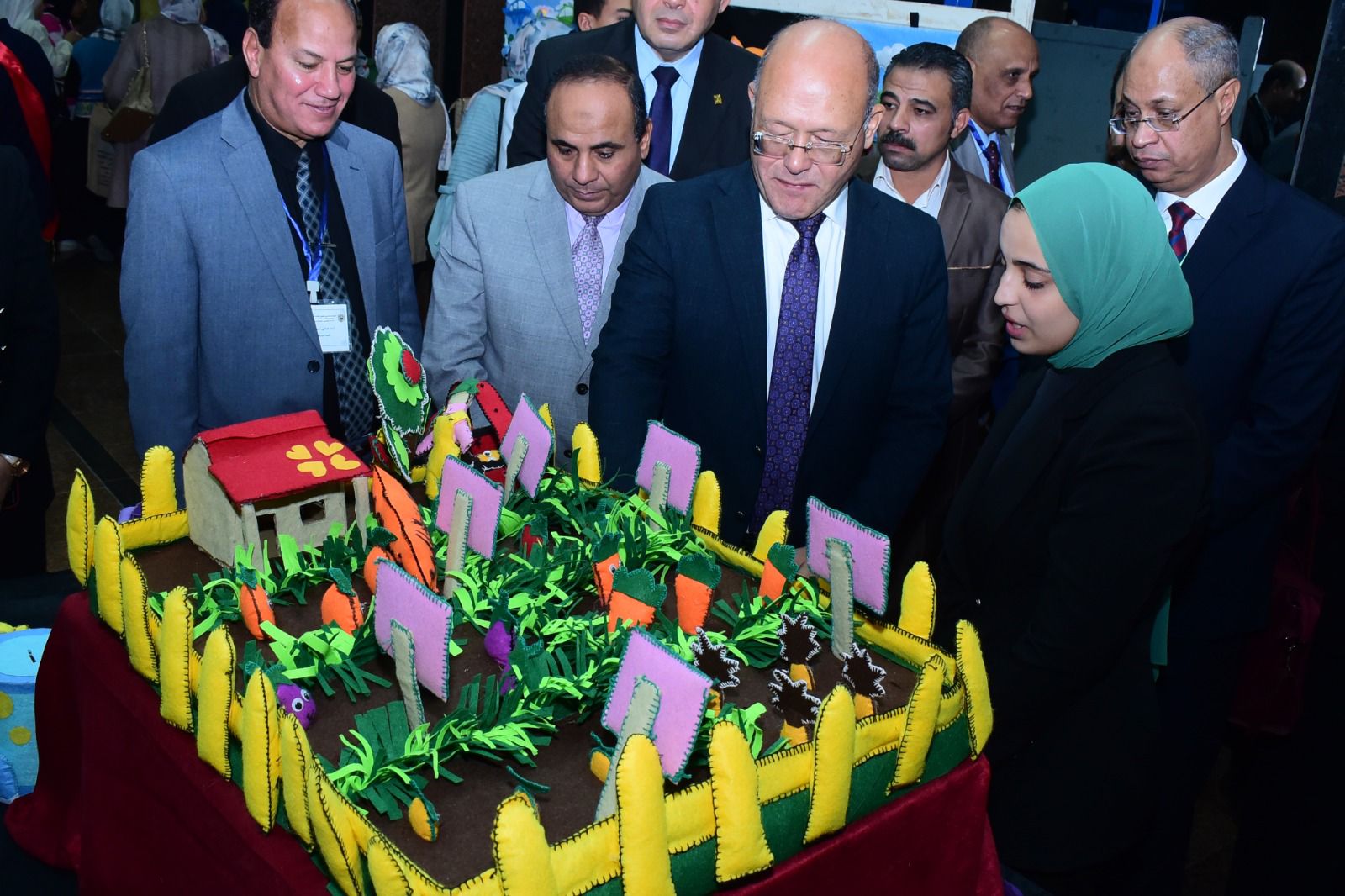 جامعة سوهاج تستعرض إبداعات الطالبات في معرض فني للأعمال الفنية بكلية التربية