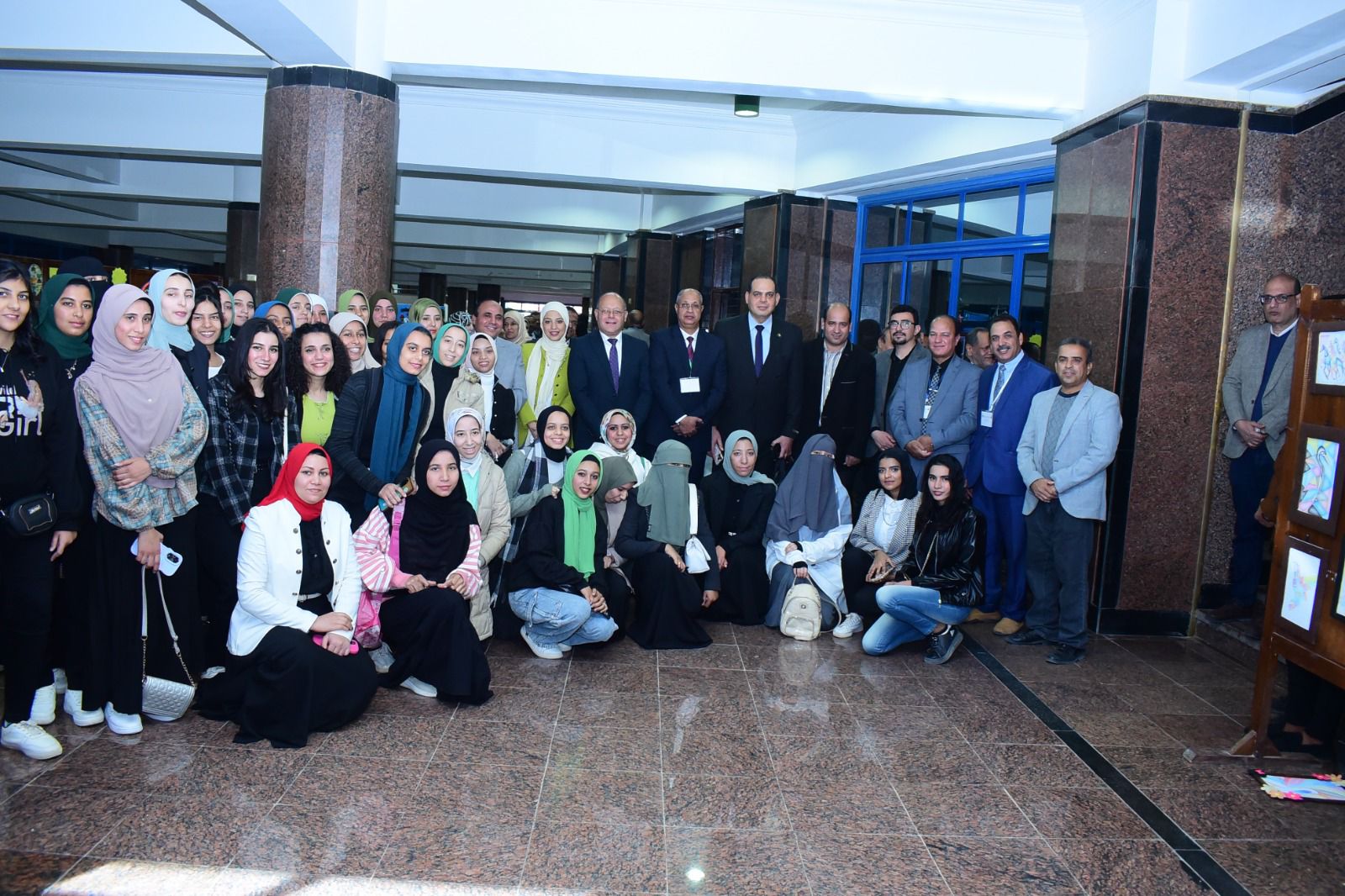 جامعة سوهاج تستعرض إبداعات الطالبات في معرض فني للأعمال الفنية بكلية التربية