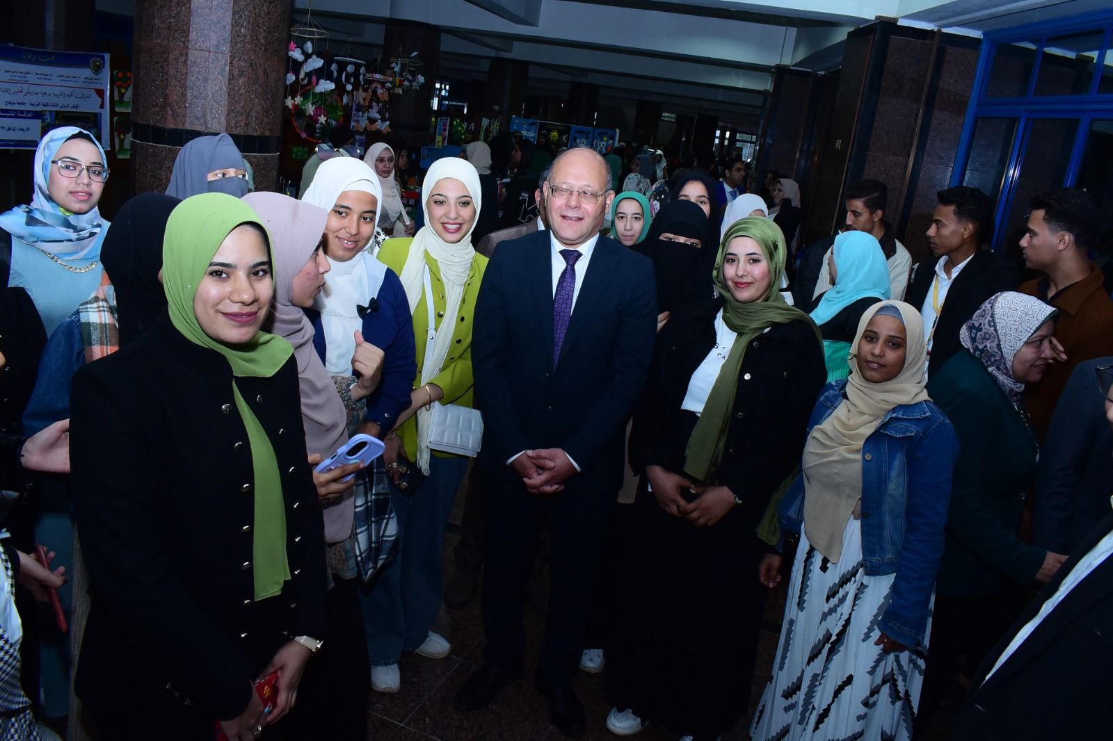 جامعة سوهاج تستعرض إبداعات الطالبات في معرض فني للأعمال الفنية بكلية التربية