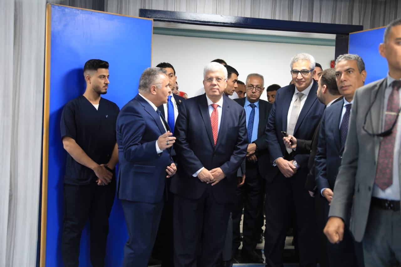 وزير التعليم العالي يفتتح مشروعات تعليمية وصحية